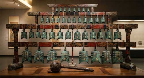 Juego de campanas de bronce Bianzhong colgadas en un soporte de madera lacada