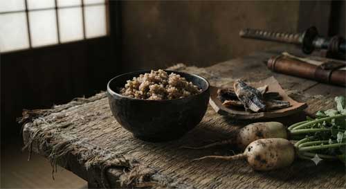 Recreación de una comida sencilla de un guerrero japonés antiguo: bol de arroz, pescado seco y verduras