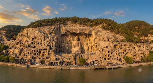 Vista exterior de las grutas de Mogao en Dunhuang, con múltiples entradas excavadas en el acantilado