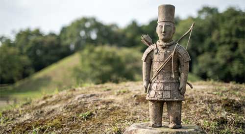 Figura Haniwa de un guerrero con armadura corta y arco largo del periodo Kofun