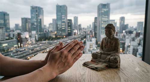 Contraste entre rascacielos modernos y un templo tradicional japonés