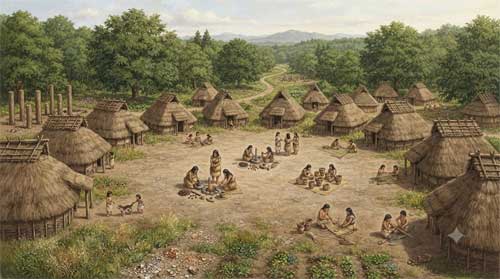Reconstrucción artística de aldea Jōmon con casas circulares de madera y techos vegetales, rodeada de bosque y personas realizando actividades cotidianas
