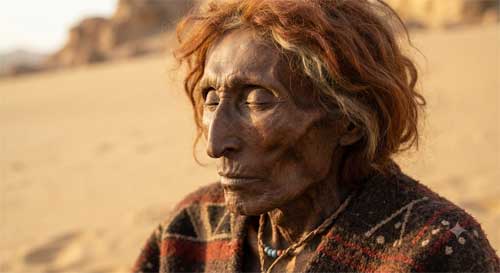 Momia bien conservada del desierto del Tarim con cabello rojizo y rasgos europeos