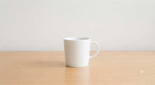 Una taza de té vacía y limpia sobre una superficie de madera simple, lista para ser llenada