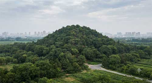 Vista del túmulo forestado de la tumba de Qin Shi Huang en Xi'an