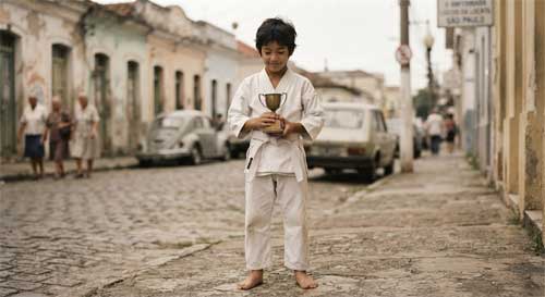 Karateka brasileño celebrando una victoria en un torneo internacional de los años 70