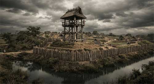 Reconstrucción de la torre de vigilancia de madera del yacimiento de Yoshinogari bajo un cielo nublado