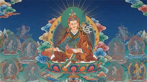 Padmasambhava (Guru Rinpoche) sentado en postura real sobre loto, sosteniendo vajra y cráneo, con expresión serena pero poderosa, rodeado de energías sutiles y montañas tibetanas al fondo