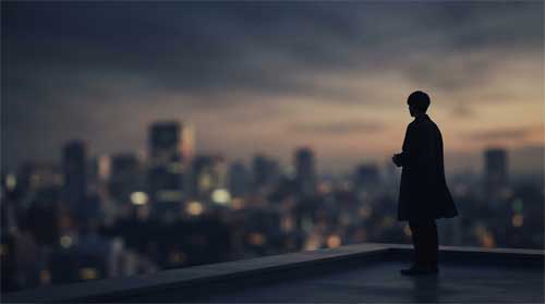 Silueta contemplativa frente a paisaje urbano difuso al atardecer, luz crepuscular suave, atmósfera de introspección existencial y transición