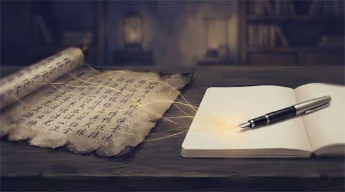 Composición contemplativa en tonos índigo, sepia cálido y dorado suave: pergamino antiguo con caligrafía desvanecida desplegado sobre madera junto a cuaderno moderno con pluma estilográfica; hilos dorados translúcidos tejen conexión entre ambos; luz suave emana del punto donde hilo toca papel
