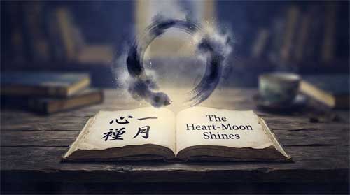Composición contemplativa en tonos índigo, negro de tinta y dorado suave: libro abierto con caligrafía japonesa e inglesa lado a lado sobre escritorio de madera envejecida; encima flota enso zen translúcido disolviéndose en niebla y partículas de luz; resplandor dorado brota del espacio entre ambas escrituras, sugiriendo traducción como puente sagrado entre mundos