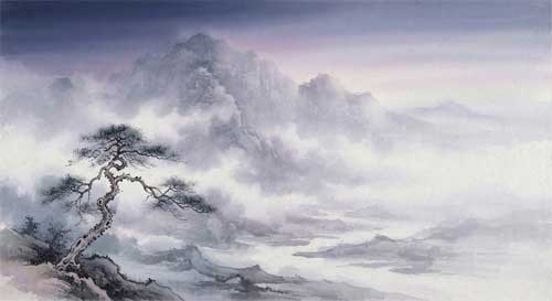 Paisaje etéreo de montaña envuelta en nubes densas con silueta difusa de pino antiguo, luz crepuscular suave, atmósfera de misterio y búsqueda interior