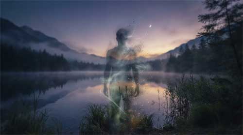 Silueta etérea de figura humana fundiéndose con paisaje natural al atardecer, luz difusa creando transparencia, atmósfera de serenidad y unidad
