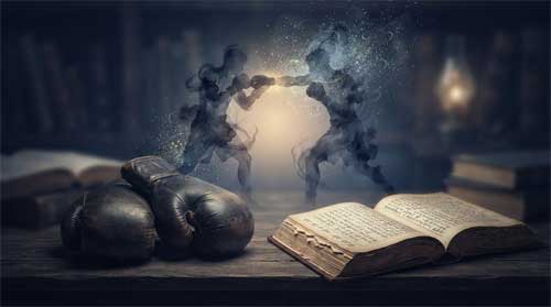 Composición contemplativa en tonos índigo, gris carbón y dorado apagado: par de guantes de boxeo desgastados sobre podio de madera junto a libro de filosofía abierto; encima siluetas translúcidas de dos combatientes en pleno combate se disuelven en partículas de luz donde sus puños se encuentran; resplandor dorado suave emana del espacio entre contacto y contención