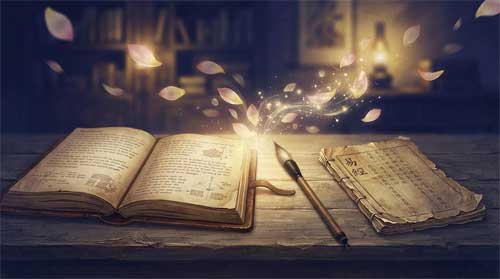 Composición contemplativa en tonos índigo, sepia envejecido y dorado suave: escritorio de madera antigua con diario abierto de notas manuscritas en inglés junto a pincel de tinta china y texto desgastado del I Ching; pétalos de loto translúcidos flotan disolviéndose en luz donde tocan el espacio entre escritura occidental y artefacto oriental; resplandor dorado brota del intersticio entre cuaderno y pincel