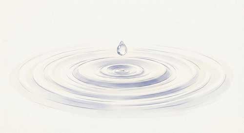 Ilustración simbólica de una gota de agua cayendo sobre una superficie tranquila, creando ondas perfectas que se expanden, simbolizando la claridad mental y el impacto consciente del momento presente