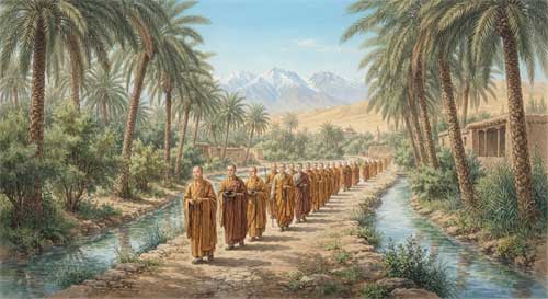Ilustración de monjes budistas con túnicas azafrán caminando en procesión por un sendero del oasis de Kashgar, con palmeras datileras y montañas al fondo