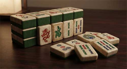 Muro de fichas de Mahjong de hueso y bambú con algunas reveladas mostrando dragones y bambúes