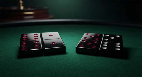 Manos de Pai Gow mostrando la división estratégica de cuatro fichas en dos pares sobre una mesa de fieltro verde
