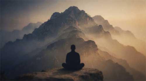 Silueta mínima de figura sentada frente a montaña majestuosa al atardecer, luz dorada suave uniendo ambas formas, atmósfera de comunión silenciosa