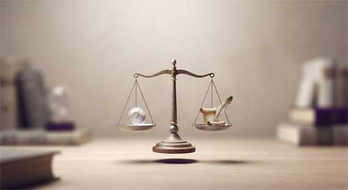 Representación simbólica de una balanza equilibrada junto a un pergamino antiguo, simbolizando el equilibrio entre la fe y la razón crítica en el budismo