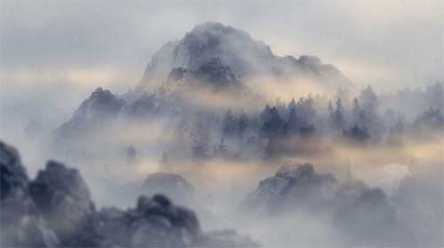 Paisaje minimalista estilo tinta china: montaña envuelta en niebla con bosque de pinos difuso, luz crepuscular filtrándose, atmósfera de soledad fértil