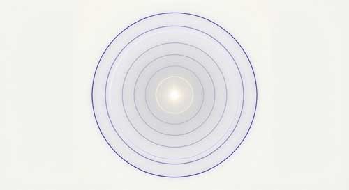 Ilustración simbólica de la estructura de la mente con ocho capas concéntricas de luz, representando las ocho conciencias del Yogācāra, sobre un fondo sereno