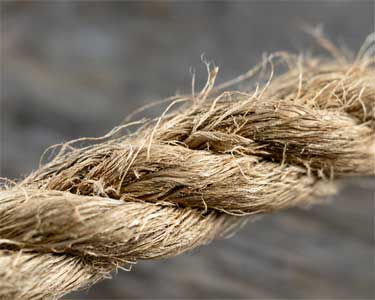 Primer plano de las hebras de una cuerda de cáñamo, mostrando su compleja estructura