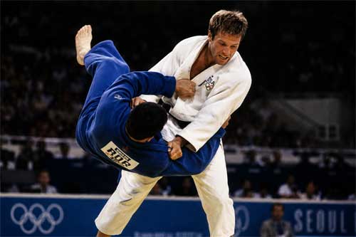 Judoca estadounidense ejecutando una proyección de cadera con potencia