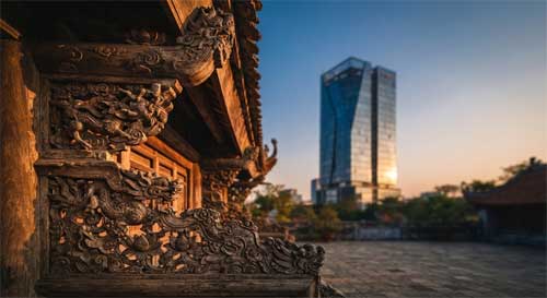 Edificio gubernamental moderno de Seúl reflejándose en un estanque junto a un templo antiguo, simbolizando la coexistencia de tradición y modernidad