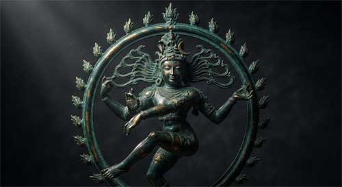 Escultura clásica de Shiva Nataraja con detalles intrincados, rodeada de una luz dorada suave que resalta su significado metafísico más allá de la forma física
