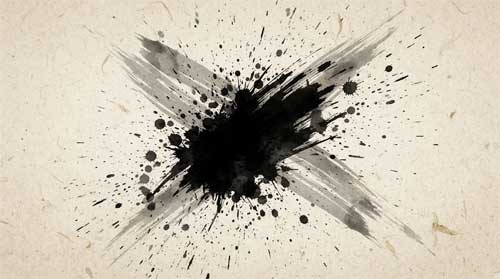 Mancha abstracta de tinta negra densa y violenta sobre papel washi beige, con salpicaduras radiales y trazos gestuales rápidos que sugieren movimiento caótico pero controlado, sin forma figurativa reconocible