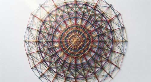 Composición artística abstracta con hilos de colores entrelazados formando un patrón complejo pero armónico, simbolizando el diálogo intercultural