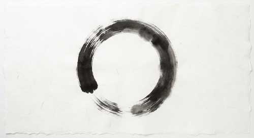 Círculo zen (enso) incompleto pintado con tinta negra sobre fondo blanco infinito, representando la vacuidad como apertura y posibilidad