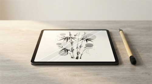 Tableta digital moderna mostrando pantalla con dibujo de bambú en estilo sumi-e tradicional, pero con elementos gráficos contemporáneos superpuestos como líneas geométricas minimalistas y tipografía abstracta, sobre fondo neutro con pincel físico tradicional descansando junto al dispositivo