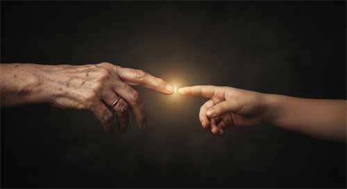 Dos manos casi tocándose en un gesto de transferencia silenciosa, con una luz suave brillando en el espacio entre ellas