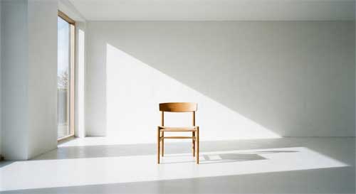 Composición minimalista con una silla vacía en un espacio amplio y luminoso, simbolizando la presencia ausente y la enseñanza directa de Trungpa