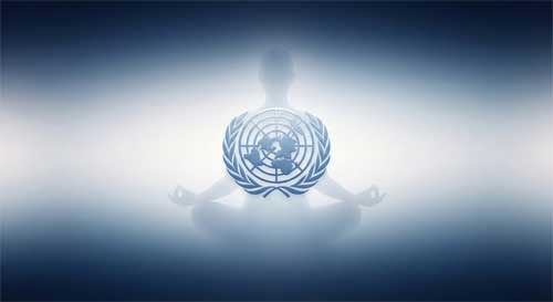 Símbolo de la ONU iluminado por una luz suave, con una silueta meditativa superpuesta, simbolizando la diplomacia consciente de U Thant