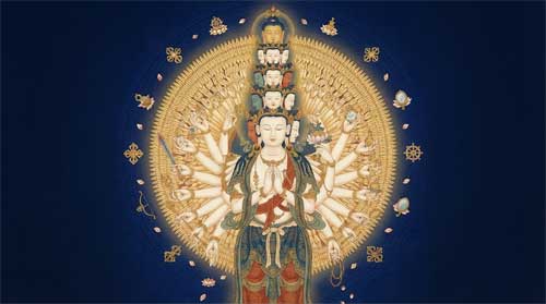 Guanyin de Mil Brazos y Mil Ojos con figura central serena, brazos radiantes sosteniendo símbolos sagrados, cada palma con un ojo, fondo de mandala dorado y azul profundo