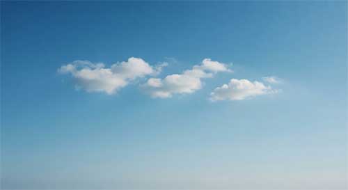 Ilustración minimalista de un cielo azul vasto y despejado con algunas nubes blancas pasando suavemente, simbolizando la consciencia pura y los pensamientos transitorios