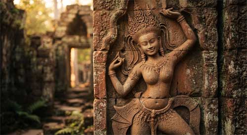 Detalle de una talla de Apsara en piedra arenisca