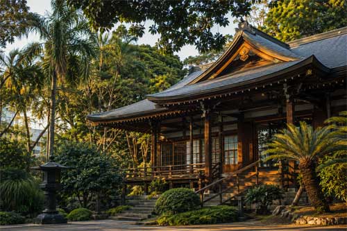 Templo budista en São Paulo con arquitectura japonesa tradicional rodeado de vegetación tropical brasileña