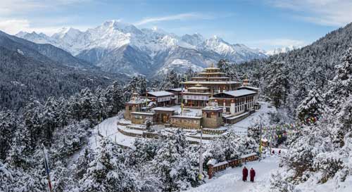 Templo budista con arquitectura tradicional tibetana rodeado de un paisaje nevado y árboles de taiga