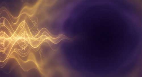 Representación abstracta de ondas sonoras doradas que se transforman suavemente en un espacio de silencio profundo y vacío, simbolizando la unidad indivisible entre yeombul y Sŏn