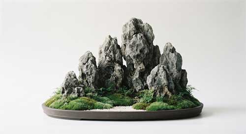 Composición de penjing con rocas verticales y espacio vacío sugerente