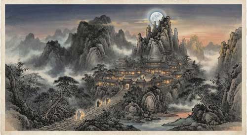 Monasterio chino antiguo entre montañas brumosas al atardecer, luna brillante asomando sobre picos, lámparas cálidas encendidas en ventanas, atmósfera de serenidad crepuscular estilo pintura tinta china