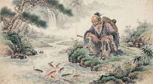 Filósofo chino sentado relajadamente junto a un río observando peces nadando, con expresión divertida y ropa sencilla desgastada, paisaje natural exuberante, estilo pintura china clásica