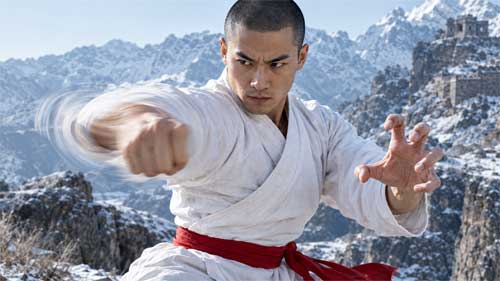 Practicante de kung fu norteño ejecutando una técnica híbrida con manos en forma de garra y puños cerrados, mostrando tensión muscular y velocidad