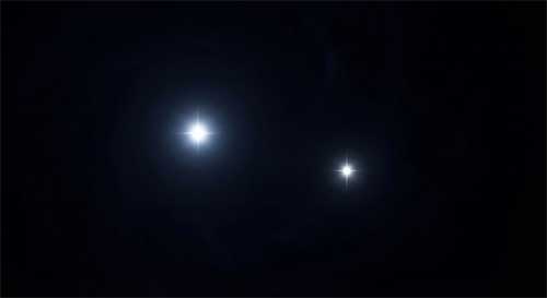 Representación abstracta de dos destellos de luz sucesivos en un fondo oscuro, donde el segundo brilla con claridad simbolizando la percepción consciente sin interferencias