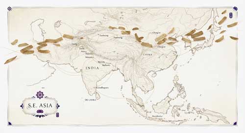 Mapa antiguo estilizado con rutas de seda y pergaminos flotantes que conectan India, China y el Sudeste Asiático, simbolizando la transmisión textual